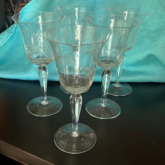 Absolutely beautiful etched glass wine glasses set of 5 - Picture 2 of 3